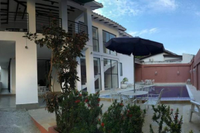 Casa remodela con piscina y excelentes espacios!
